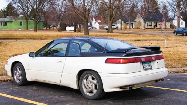 Период на производство: 1992-1997 г.
Италия и Subaru изглеждат невъобразими на пръв поглед, ако говорим за автомобилен дизайн, но опитът на японския автомобилен производител да създаде луксозно купе осигури Subaru SVX, разработено от Джорджето Джуджаро от ItalDesign. Този, който го е проектирал, стои и зад дизайна на DeLorean DMC-12, Maserati Bora, BMW M1 и др. Автомобилът може да се похвали с аеродинамичен дизайн, достатъчно място за четирима души, луксозен интериор, шестцилиндров двигател и система за задвижване на всички колела. Освен това има онзи уникален елемент, прозорец в прозореца, който не всички хора харесват.
Под капака на SVX има 3,3-литров V-6 двигател с 230 к.с., съчетан с четиристепенна автоматична скоростна кутия. Колата ускорява от 0 до 100 км/ч за малко над седем секунди при максимална скорост от около 230 км/ч.
Моделът е с около 10 000 долара по-скъп от останалата гама на Subaru, като основният минус тук е скоростната кутия, която е склонна към прегряване.
